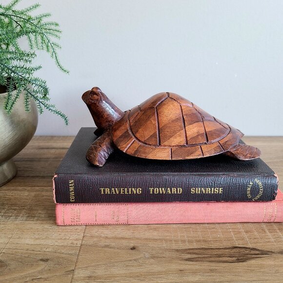 Carved wooden turtle figurine. - Picture 1 of 6